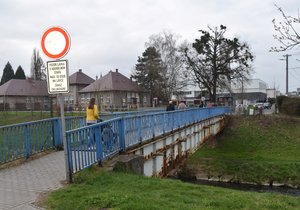 Cyklisté zákaz neřeší a pěší se na lávce ve více lidech nebojí. Maximální povolený počet je 10 lidí.