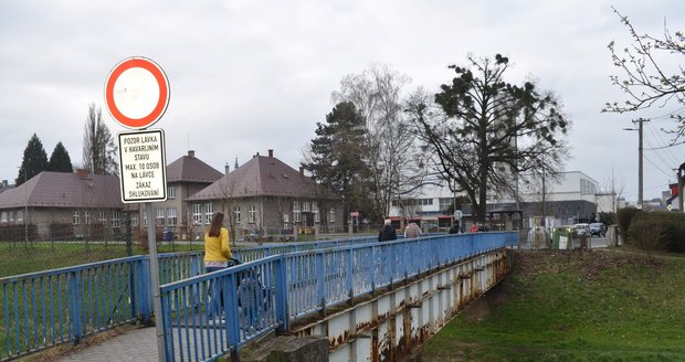 Zavřená i otevřená! Šalamounské řešení havarijního stavu lávky v Novém Jičíně