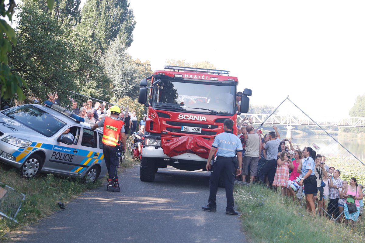 Na bourání se přišly podívat stovky místních, na jejich bezpečnost dohlíželi policisté.