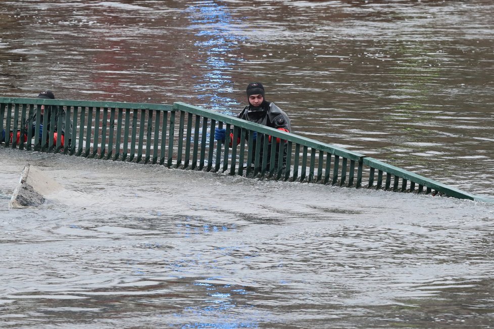 Trojská lávka pro pěší se zřítila do Vltavy