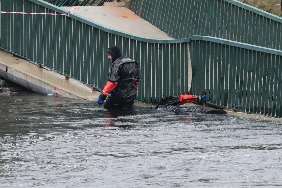 V pražské Troji se zřítila lávka pro pěší. Dva lidé se těžce zranili.