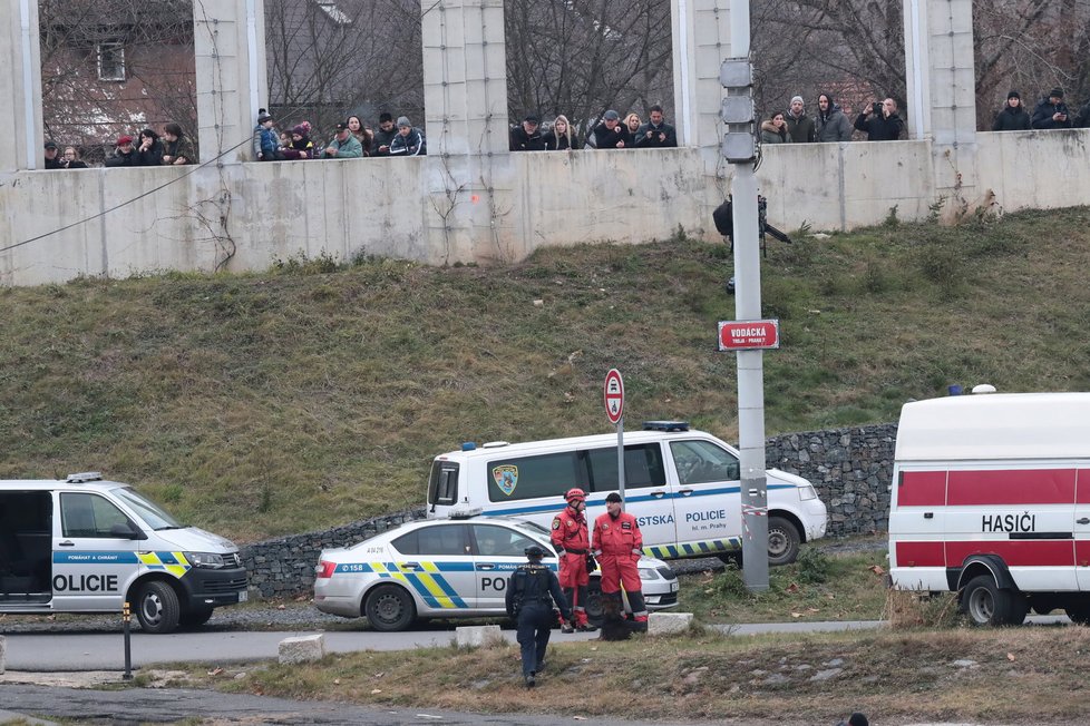 V pražské Troje se zřítila lávka pro pěší. Dva lidé se těžce zranili.