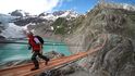 Nad švýcarským jezerem Triftsee se klene 170 metrů dlouhý most pro pěší, který asi nebudou vyhledávat lidé se závratí. Je totiž 100 metrů nad zemí a pod ním se svažují strmé skalní srázy. Dřív se tady přecházelo přes ledovec, ten však postupně roztává, a tak tu musel být v roce 2004 postaven lanový most, aby se vůbec dalo dostat na chatu švýcarských alpinistů Trifthütte.
