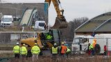 Těžké stroje u Trojské lávky: Demolice se rozbíhá na plné obrátky, trvat má ještě 13 dní