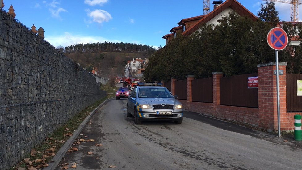 Hasiči do Troji přijeli s těžkou technikou, budou z Vltavy tahat trosky lávky.