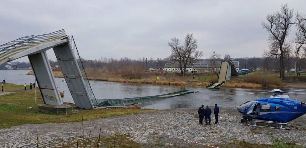 Trojská lávka pro pěší se zřítila do Vltavy