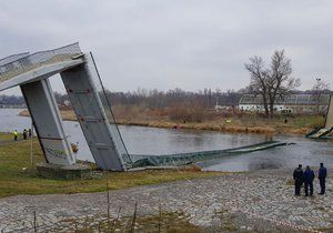 V pražské Troji se do Vltavy zřítila lávka pro pěší.