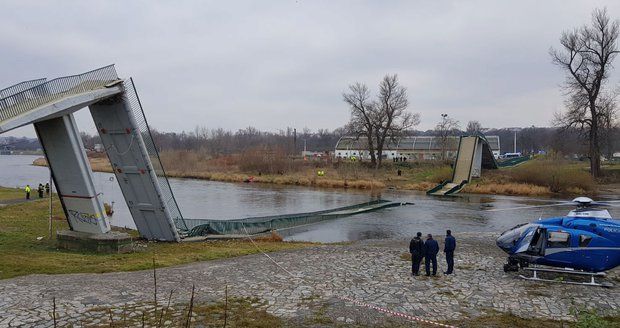 Lávka v pražské Troji se zřítila do Vltavy! Lidé popadali do vody, dva z nich se těžce zranili