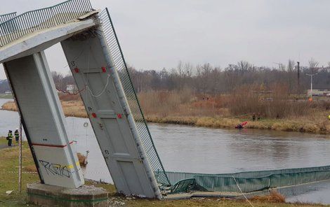 V pražské Troji se do Vltavy zřítila lávka pro pěší.