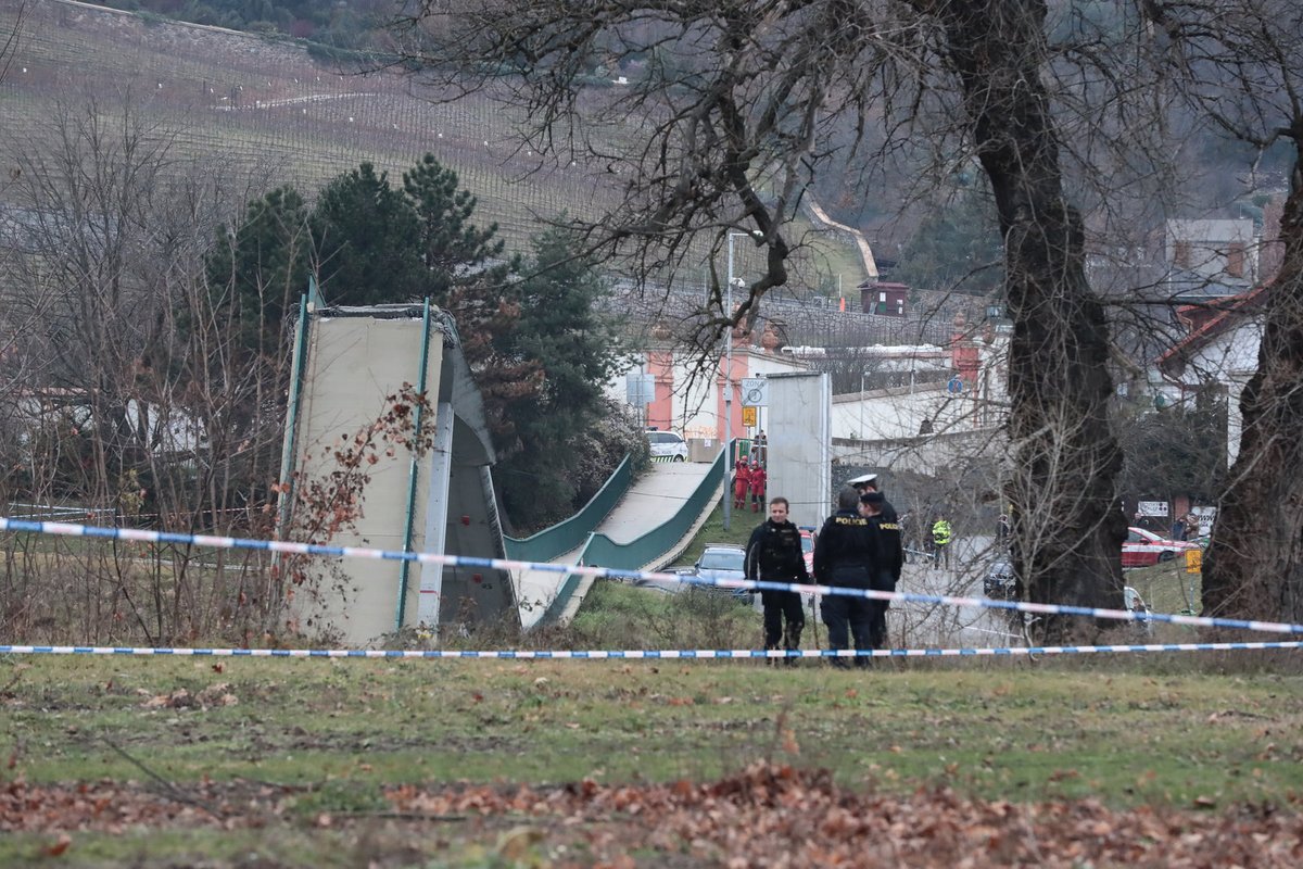 Lávka v pražské Troji se zřítila do Vltavy. Na místě jsou zranění.