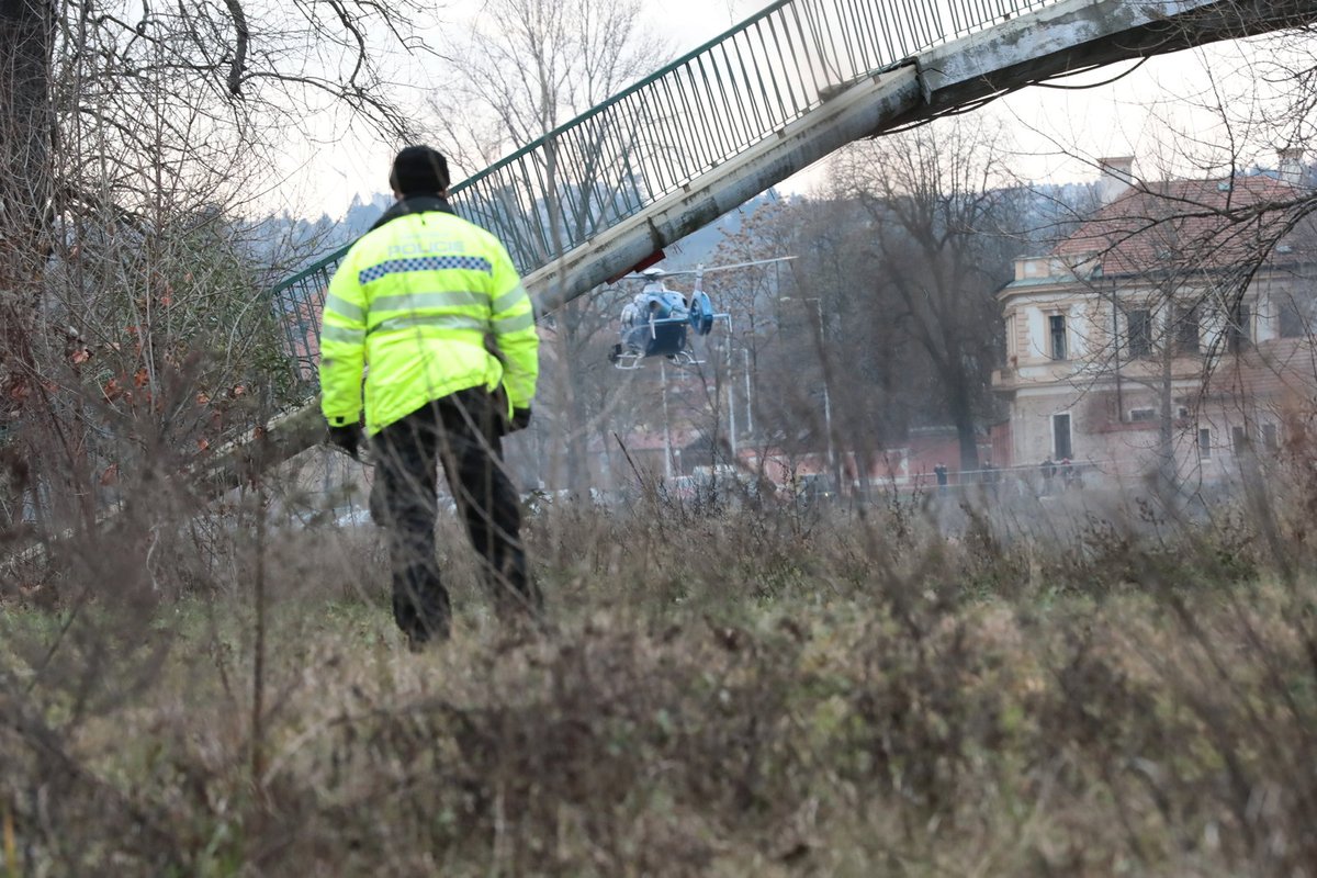 Lávka v pražské Troji se zřítila do Vltavy. Na místě jsou zranění.