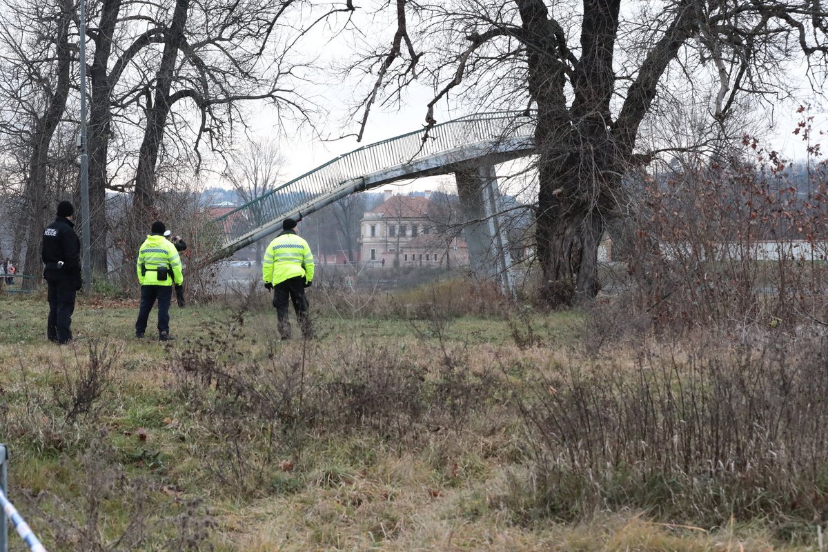 Lávka v pražské Troji se zřítila do Vltavy. Na místě jsou zranění.