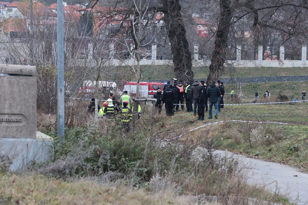 Lávka v pražské Troji se zřítila do Vltavy. Na místě jsou zranění.