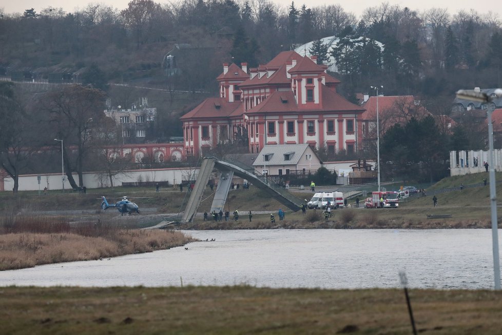 Trojská lávka pro pěší se zřítila do Vltavy