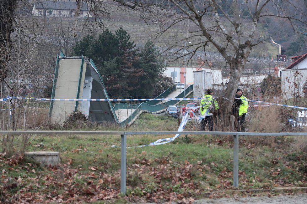 Trojská lávka pro pěší se zřítila do Vltavy