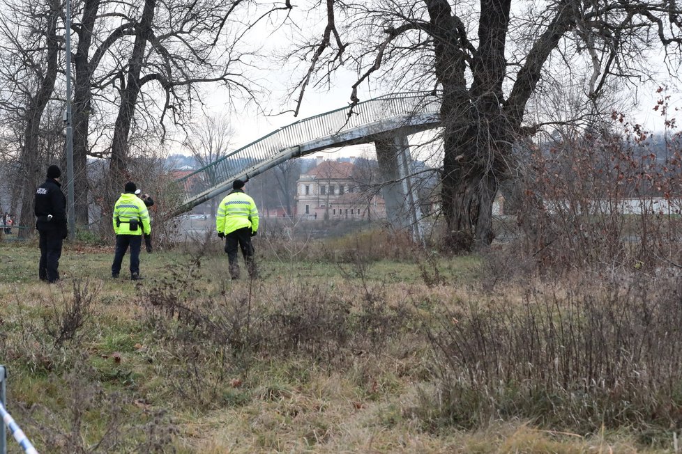 Trojská lávka pro pěší se zřítila do Vltavy