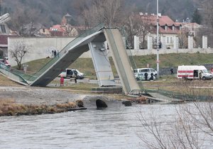 V pražské troji se zřítila lávka pro pěší. Dva lidé jsou těžce zranění.