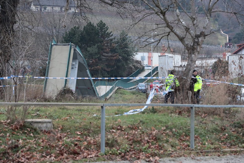 V pražské Troji se zřítila lávka pro pěší. Dva lidé jsou těžce zranění.