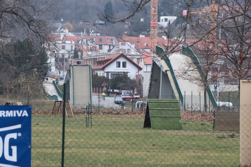 V pražské troji se zřítila lávka pro pěší. Dva lidé jsou těžce zranění.