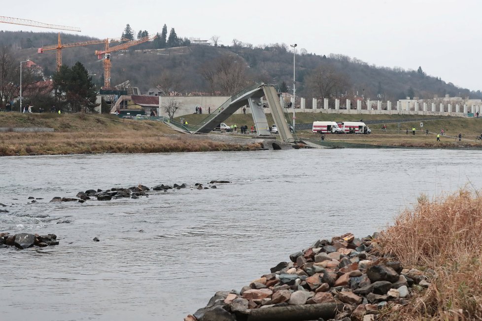 V pražské troji se zřítila lávka pro pěší. Dva lidé jsou těžce zranění.