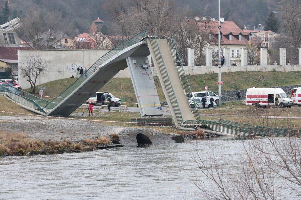 Trojská lávka pro pěší se zřítila do Vltavy