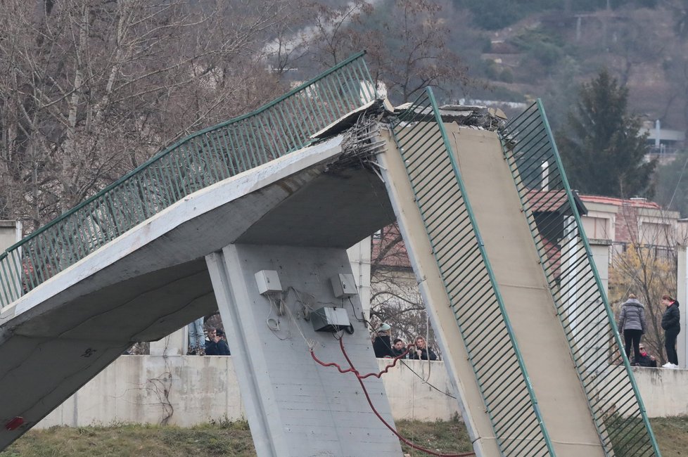 V pražské troji se zřítila lávka pro pěší. Dva lidé jsou těžce zranění.