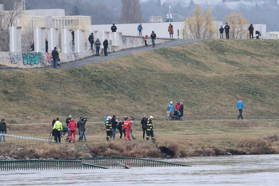 V pražské troji se zřítila lávka pro pěší. Dva lidé jsou těžce zranění.