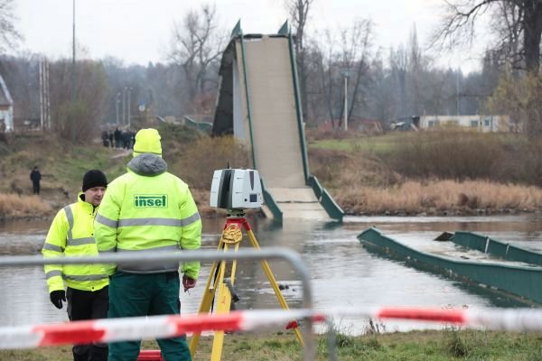 Trosky lávky, která se v sobotu zřítila do Vltavy. Čtyři lidé jsou zranění, dva vážně.