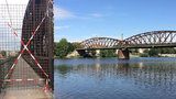 Lávky železničního mostu u Výtoně jsou v havarijním stavu: TSK je uzavřela