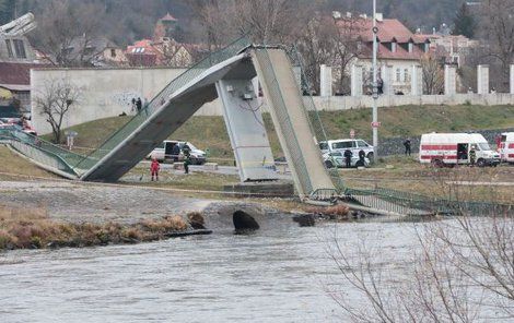 Drama se odehrálo včera po jedné hodině odpoledne. V momentě, kdy byli na mostku čtyři lidé, se náhle zřítil. Senior (60) a žena (63) skončili s těžkým zraněním v nemocnici, muže uvedli záchranáři do umělého spánku a napojili ho na plicní ventilaci.