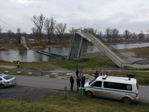 Drama se odehrálo včera po jedné hodině odpoledne. V momentě, kdy byli na mostku čtyři lidé, se náhle zřítil. Senior (60) a žena (63) skončili s těžkým zraněním v nemocnici, muže uvedli záchranáři do umělého spánku a napojili ho na plicní ventilaci.