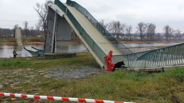 Drama se odehrálo včera po jedné hodině odpoledne. V momentě, kdy byli na mostku čtyři lidé, se náhle zřítil. Senior (60) a žena (63) skončili s těžkým zraněním v nemocnici, muže uvedli záchranáři do umělého spánku a napojili ho na plicní ventilaci.