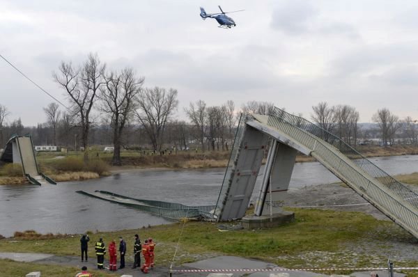 Trosky lávky, která se v sobotu zřítila do Vltavy. Čtyři lidé jsou zranění, dva vážně.