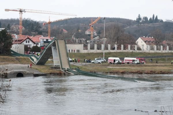 Trosky lávky, která se v sobotu zřítila do Vltavy. Čtyři lidé jsou zranění, dva vážně.