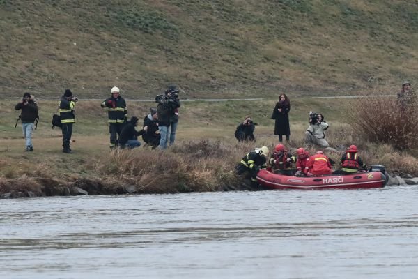 Trosky lávky, která se v sobotu zřítila do Vltavy. Čtyři lidé jsou zranění, dva vážně.