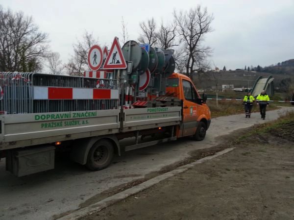 Drama se odehrálo včera po jedné hodině odpoledne. V momentě, kdy byli na mostku čtyři lidé, se náhle zřítil. Senior (60) a žena (63) skončili s těžkým zraněním v nemocnici, muže uvedli záchranáři do umělého spánku a napojili ho na plicní ventilaci.