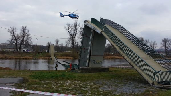 Drama se odehrálo včera po jedné hodině odpoledne. V momentě, kdy byli na mostku čtyři lidé, se náhle zřítil. Senior (60) a žena (63) skončili s těžkým zraněním v nemocnici, muže uvedli záchranáři do umělého spánku a napojili ho na plicní ventilaci.