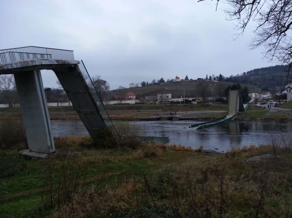 Drama se odehrálo včera po jedné hodině odpoledne. V momentě, kdy byli na mostku čtyři lidé, se náhle zřítil. Senior (60) a žena (63) skončili s těžkým zraněním v nemocnici, muže uvedli záchranáři do umělého spánku a napojili ho na plicní ventilaci.