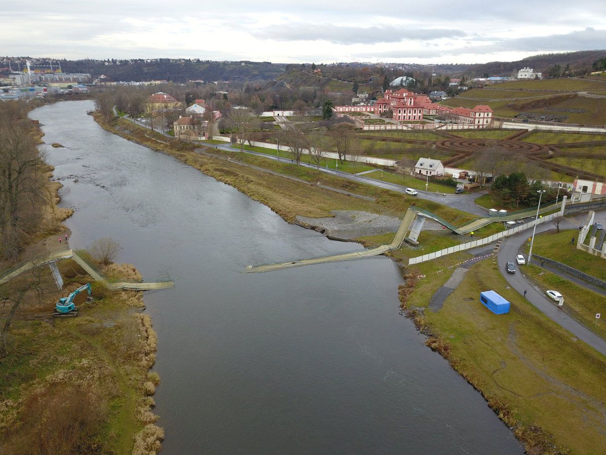 Lávka v Praze-Troji se zřítila v sobotu odpoledne. 