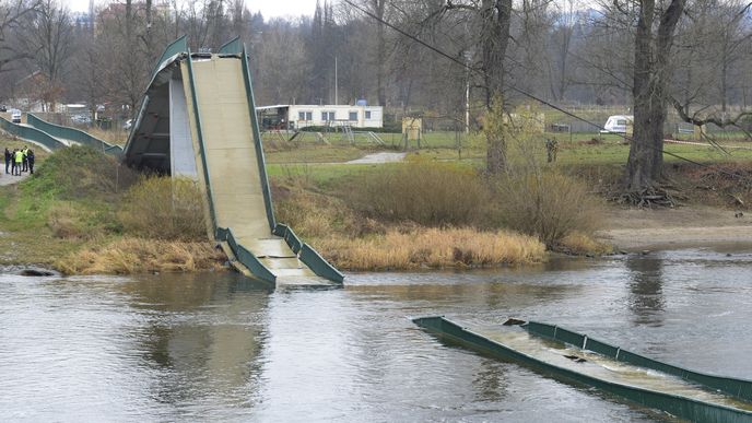 V pražské Troji se do Vltavy zřítila lávka pro pěší.