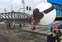 Železniční most byl v prosinci téměř na spadnutí: Z těchto záběrů jde strach, šlo o životy