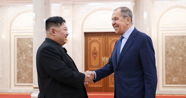 Lavrov u diktátora Kima. Děkoval za podporu války na Ukrajině a zmínil „společného nepřítele“