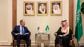 Ruský ministr zahraničí Sergej Lavrov se setkal s ministrem zahraničí Saúdské Arábie princem Faisalem bin Farhan Al Saudem v Rijádu (31.5.2022).