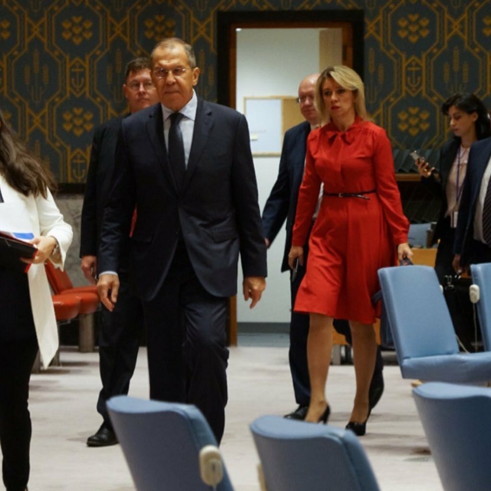 Ministr zahraničí Lavrov se svou mluvčí Zacharovovou.