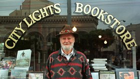 Ve věku 101 let zemřel americký básník a politický aktivista Lawrence Ferlinghetti.