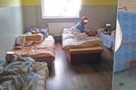 Ubytovna pro sociálně slabé v Přerově je doslova lazaret hrůzy. Jeho obyvatelé zde žijí v příšerných podmínkách a ještě si za pobyt a jídlo musí platit velké peníze.