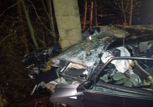 U Lázní Bělohrad na Jičínsku zemřel řidič auta po nárazu do stromu.