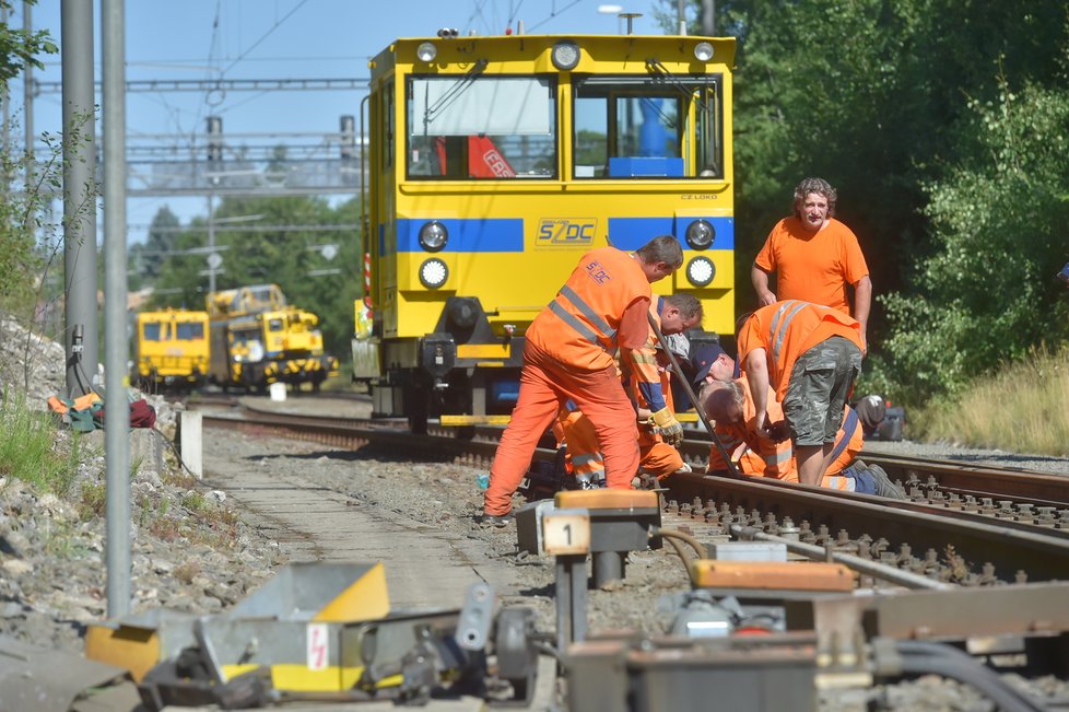 Vykolejený vlak v Lázních Kynžvart se podařilo odstranit: Policie zadržela jednu osobu