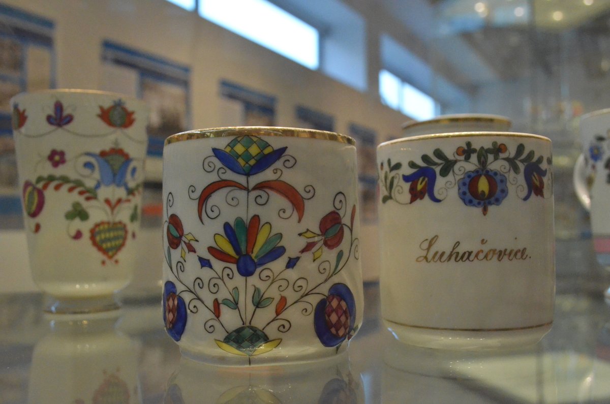 Na řadě je porcelán počátek 20. století První porcelánová krása. Pohárky měly konický tvar a byly dekorovány stylizovanými lidovými motivy.