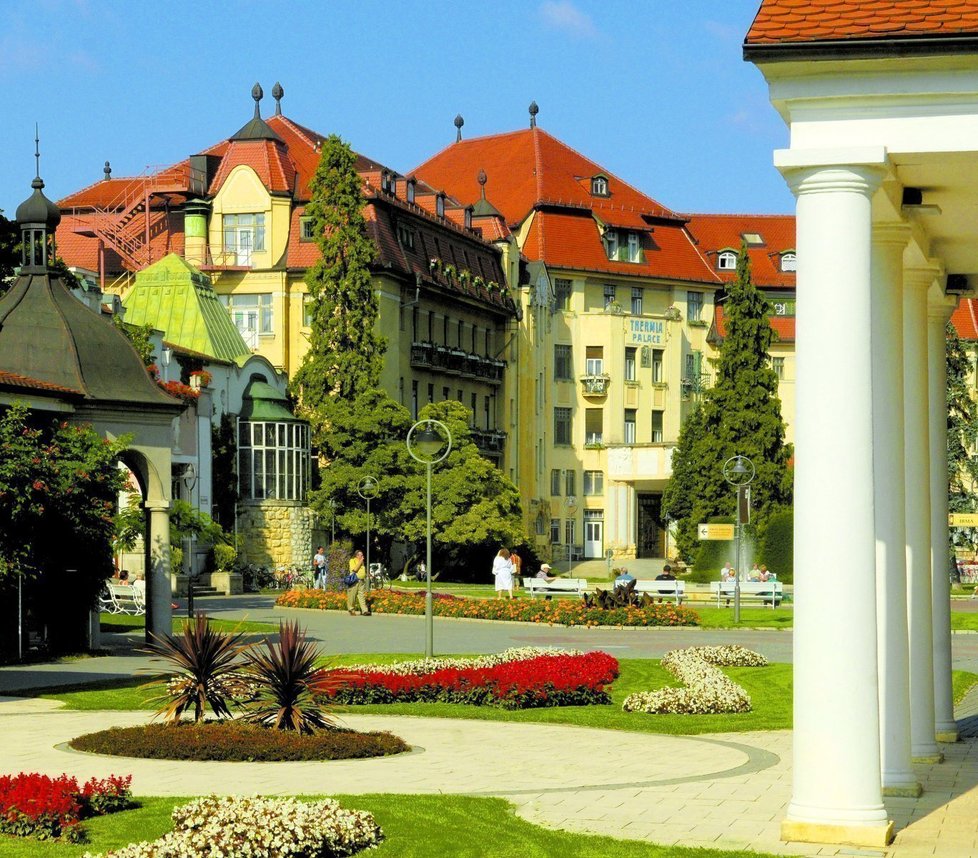 Chloubou lázní je hotel Thermia Palace v secesním stylu.